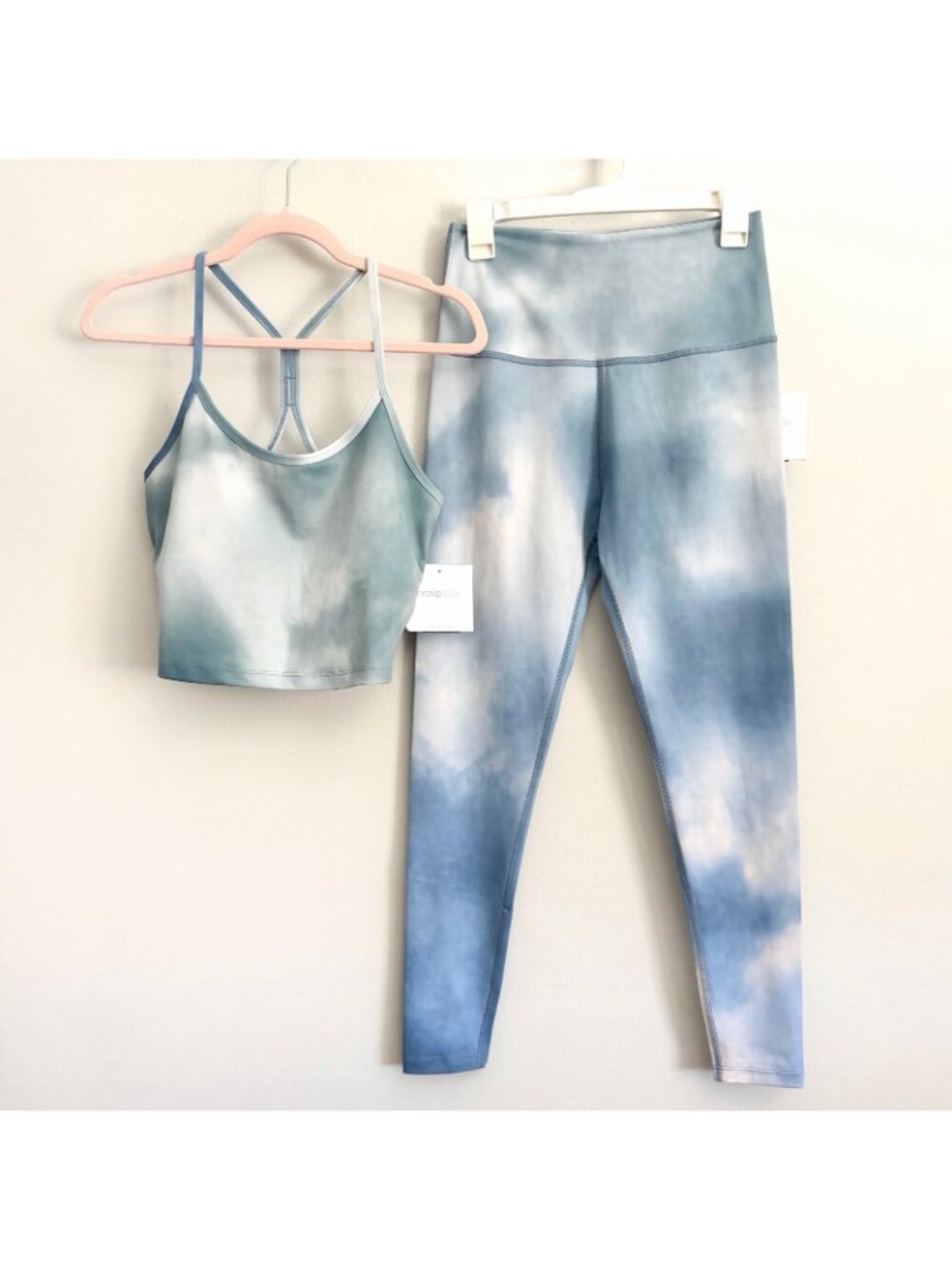 NEW Beyond Yoga Cropped Tank Sports Bra + Leggings Set Blue Cloud Women’s Large - Picture 2 of 9